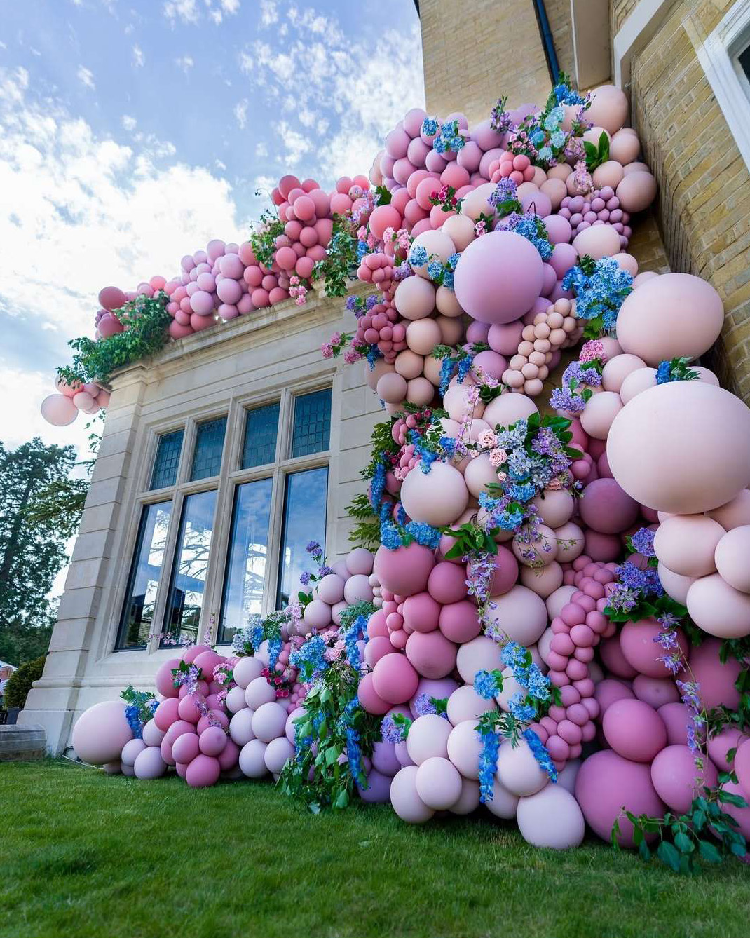 D&eacute;coration majestueuse style bridgerton aux couleurs pastels douces